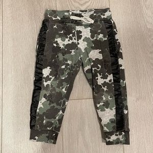 Stella McCartney Kids || Camo Printed Joggers  || Army Green || Size 3 years
